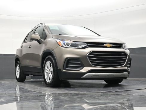 Used 2022 Chevrolet Trax LT w/ LT Convenience Package image 27