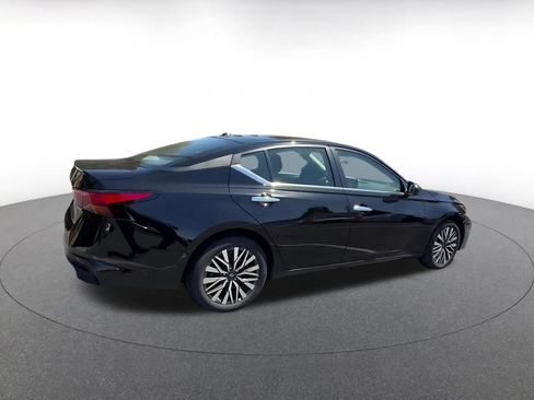 Used 2025 Nissan Altima 2.5 SV FWD image 15