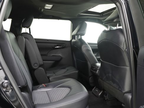 Used 2025 Toyota Highlander XSE AWD/4WD image 14