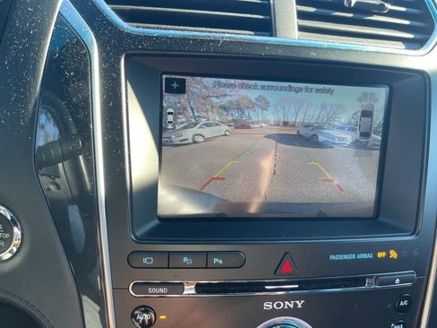 Used 2017 Ford Explorer Platinum image 18