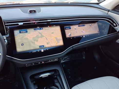 Used 2025 Mercedes-Benz E 350 4MATIC Sedan image 5