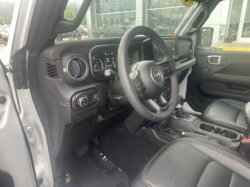 Used 2025 Jeep Gladiator Sport AWD/4WD image 18