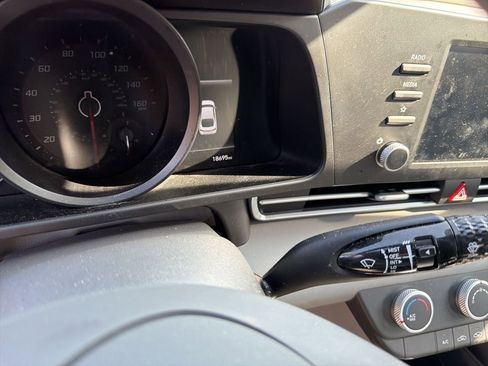 Used 2023 Hyundai Elantra SE image 11