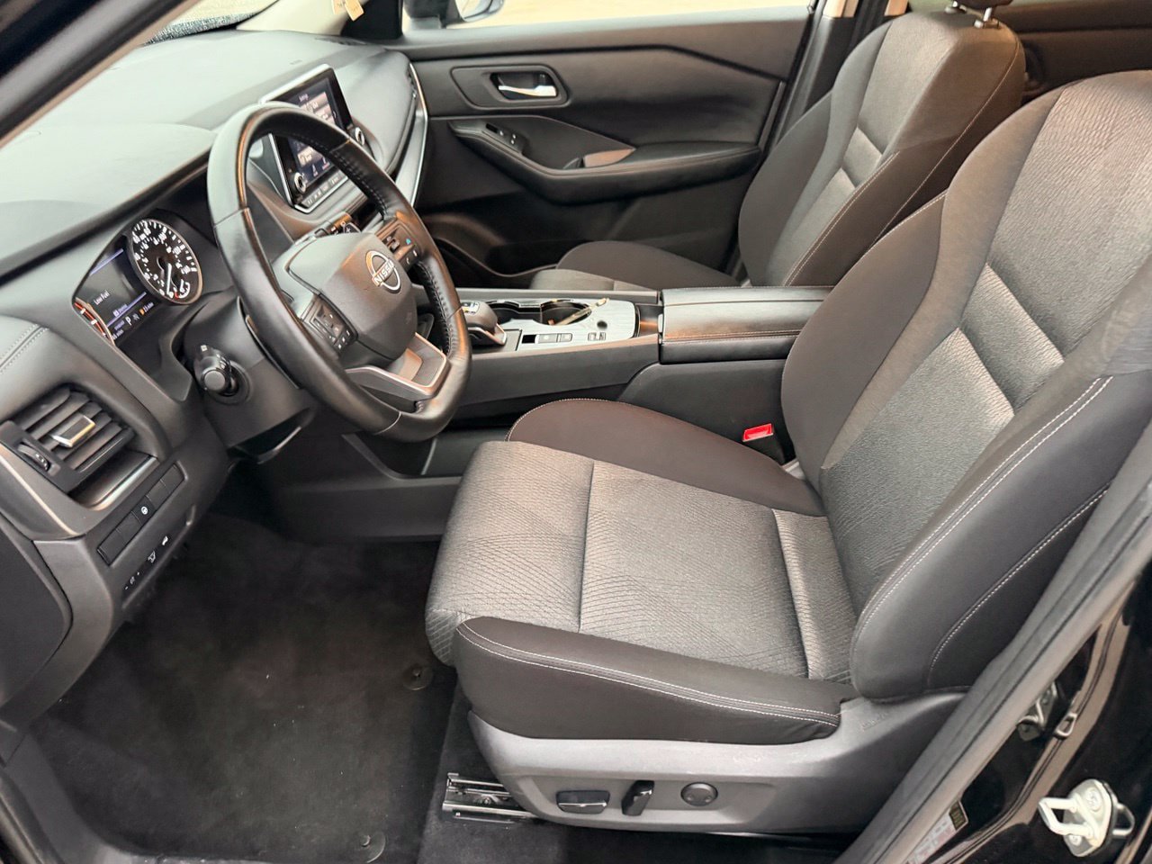 Certified 2025 Nissan Rogue SV FWD image 27