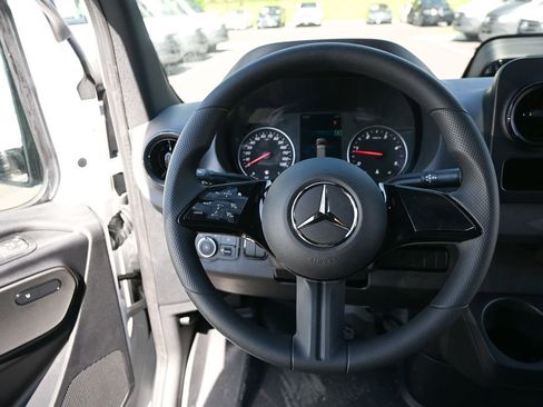Used 2025 Mercedes-Benz Sprinter 2500 image 2