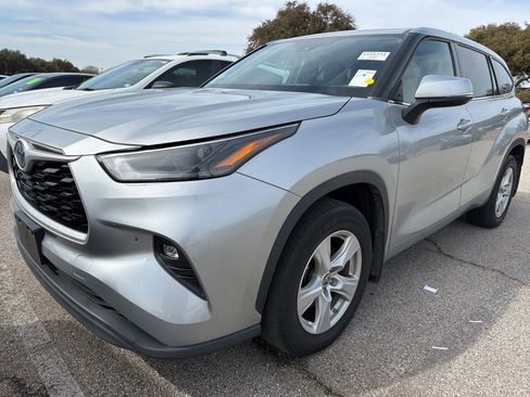 Used 2022 Toyota Highlander LE image 1
