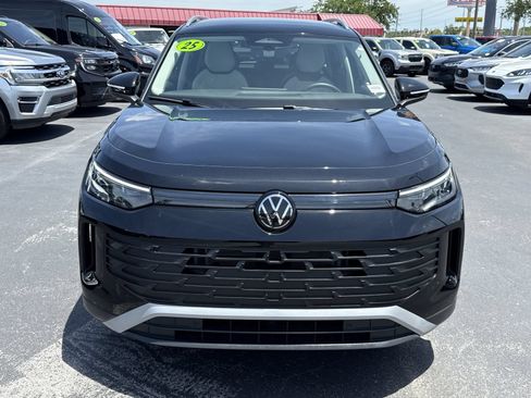 Used 2025 Volkswagen Tiguan SE FWD image 8