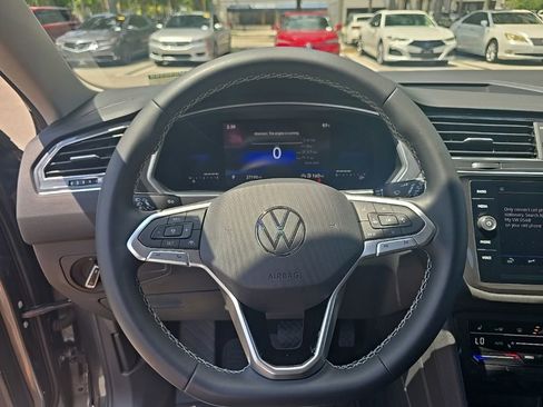 Used 2023 Volkswagen Tiguan SE FWD image 16