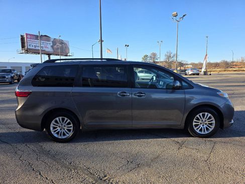 Used 2017 Toyota Sienna Limited image 4