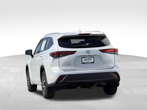 Used 2022 Toyota Highlander XLE FWD image 5