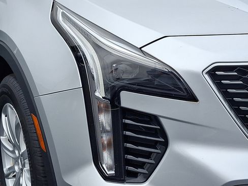 Used 2019 Cadillac XT4 Luxury w/ Cold Weather Package image 9