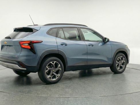 Used 2025 Chevrolet Trax LT FWD image 9