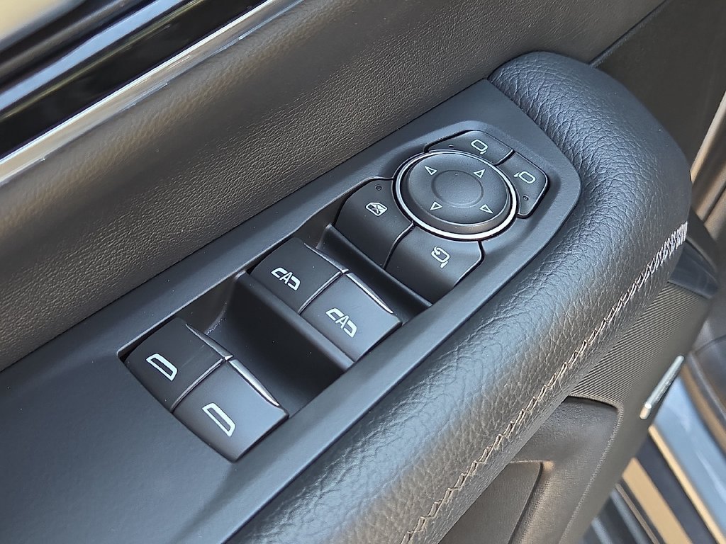 Used 2025 GMC Yukon Denali AWD/4WD image 14