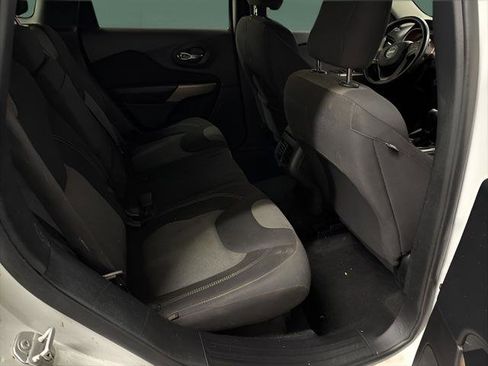 Used 2018 Jeep Cherokee Latitude w/ Altitude Package image 12