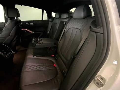 Used 2021 BMW X6 M50i image 11