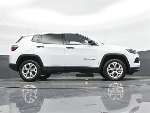 Used 2025 Jeep Compass Sport image 39