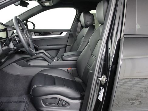 Certified 2025 Porsche Cayenne Coupe image 5