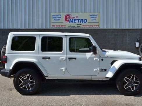 Used 2025 Jeep Wrangler Unlimited Sahara AWD/4WD image 9