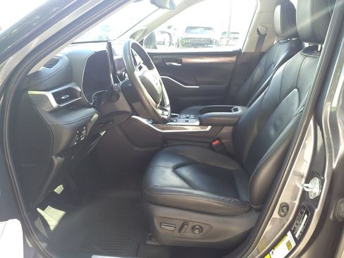 Used 2023 Toyota Highlander Limited FWD image 17