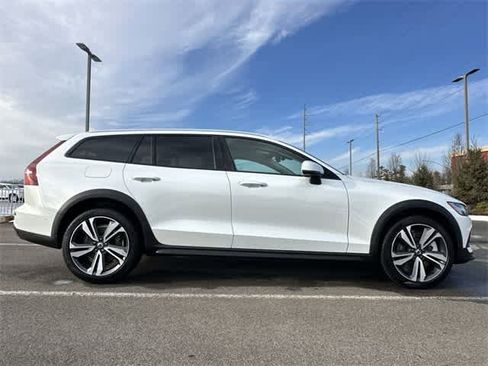 Used 2025 Volvo V60 B5 Cross Country Plus image 3