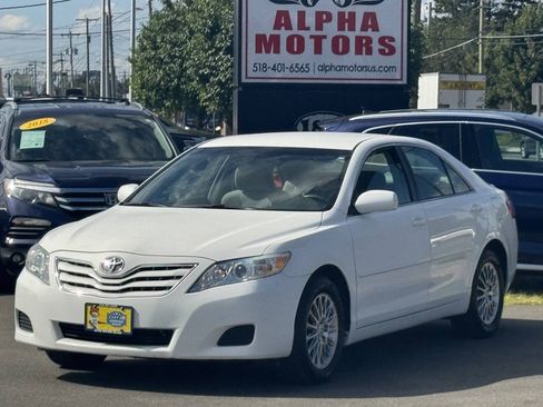 Used 2011 Toyota Camry LE FWD image 2