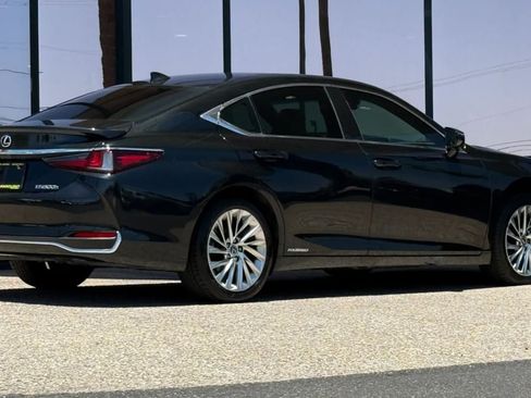 Used 2021 Lexus ES 300h Ultra Luxury w/ Accessory Package 2 FWD image 12