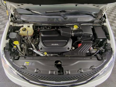 Used 2017 Chrysler Pacifica Touring-L image 44