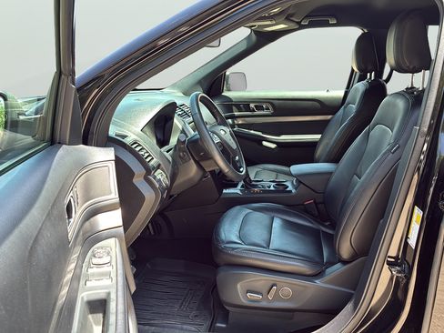 Used 2018 Ford Explorer XLT w/ Equipment Group 202A FWD image 13