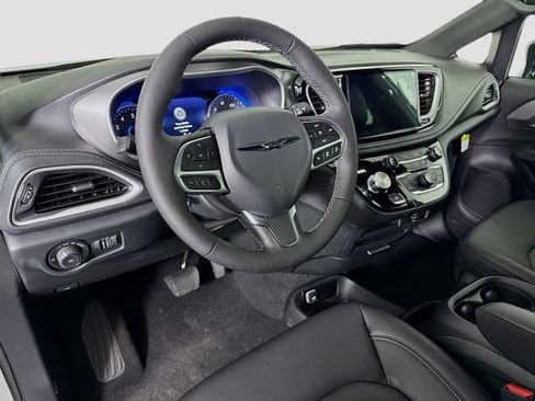 New 2026 Chrysler Pacifica Select image 9
