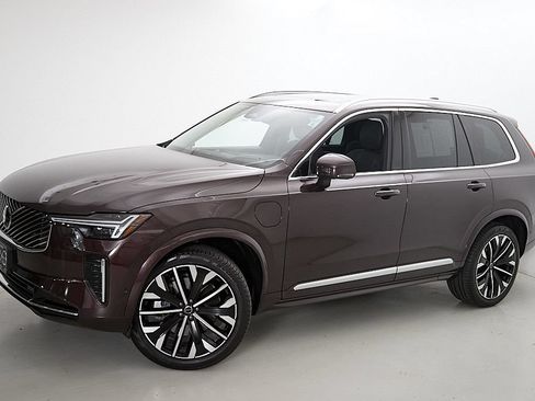 Certified 2025 Volvo XC90 T8 Ultra AWD/4WD image 3
