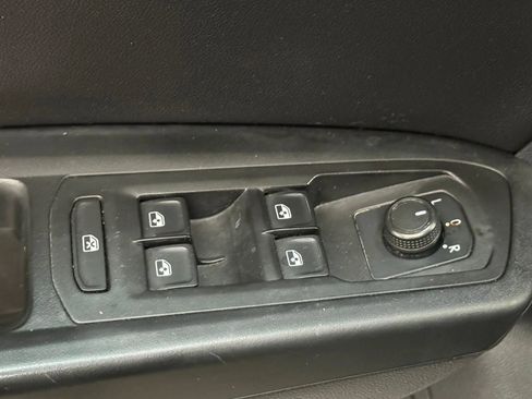 Used 2020 Volkswagen Atlas Cross Sport SE w/ Panoramic Sunroof Package FWD image 27