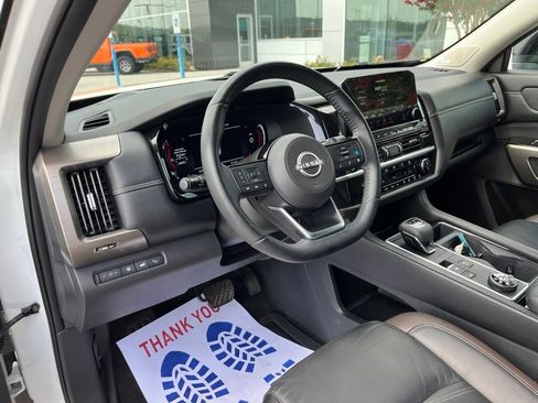 Used 2024 Nissan Pathfinder Platinum AWD/4WD image 7
