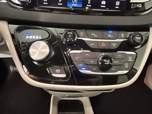Used 2023 Chrysler Pacifica Touring-L FWD image 22