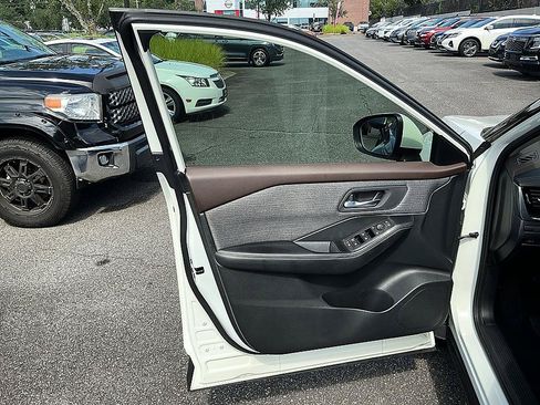 Used 2021 Nissan Rogue SV FWD image 11