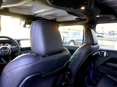 New 2025 Jeep Gladiator Sport image 17