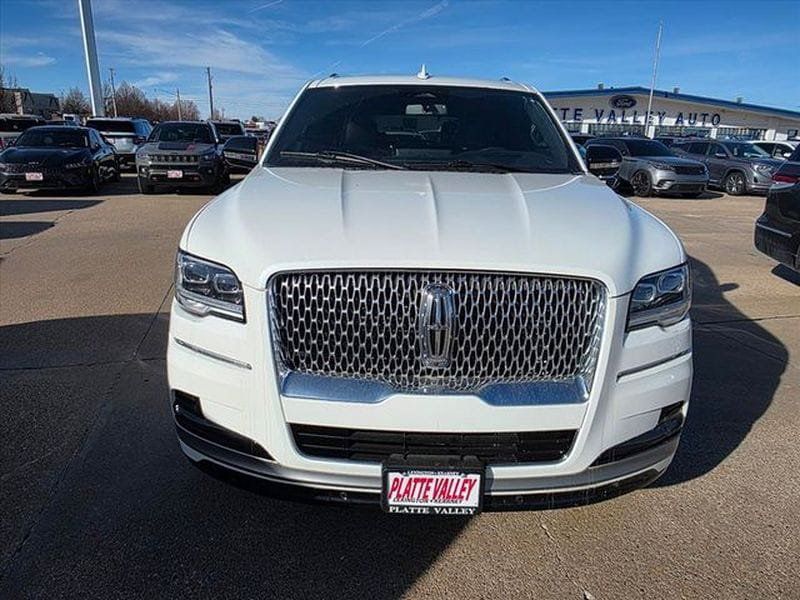 Used 2023 Lincoln Navigator Reserve AWD/4WD image 2