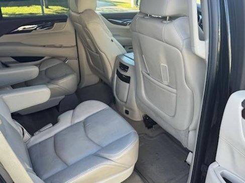 Used 2015 Cadillac Escalade Luxury image 15