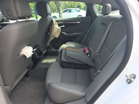 Used 2014 Chevrolet Impala LT w/ Convenience Package FWD image 7