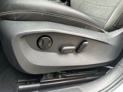 Certified 2022 Volkswagen Taos SE image 4