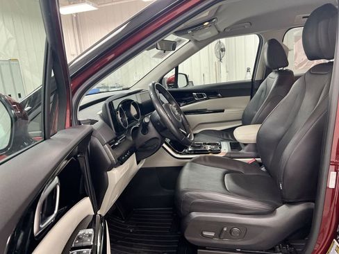 Used 2024 Kia Carnival EX FWD image 15