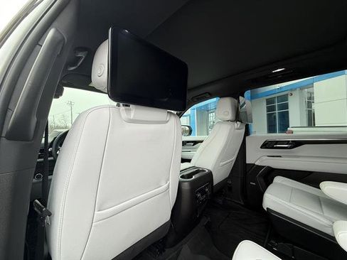 Used 2025 Chevrolet Suburban Premier image 25