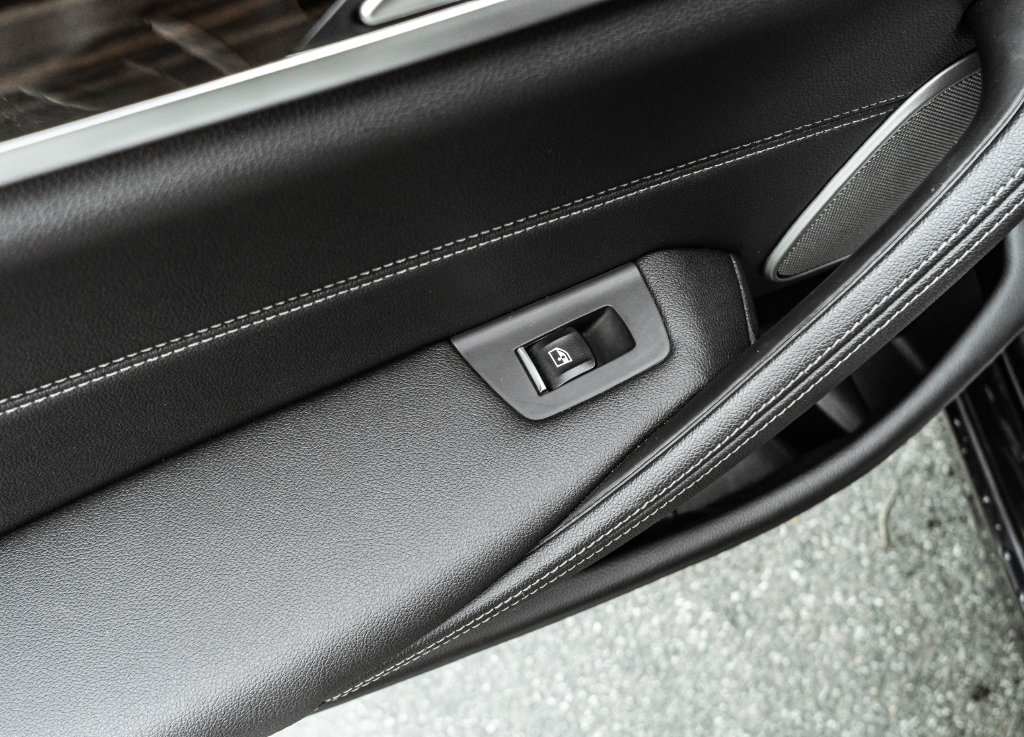 Used 2023 BMW 530e RWD image 29