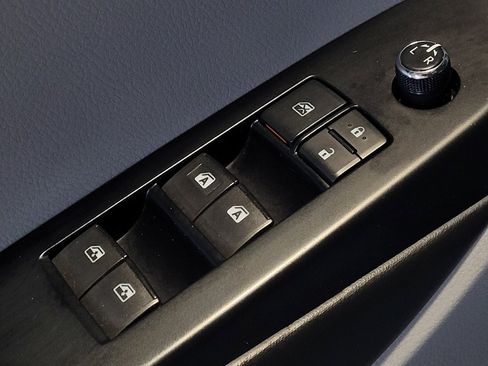 Used 2019 Toyota Highlander XLE FWD image 27