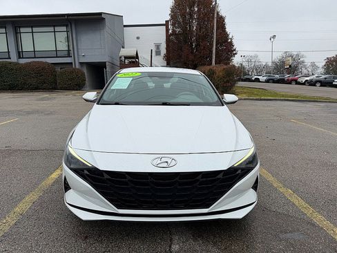 Used 2022 Hyundai Elantra SE image 2