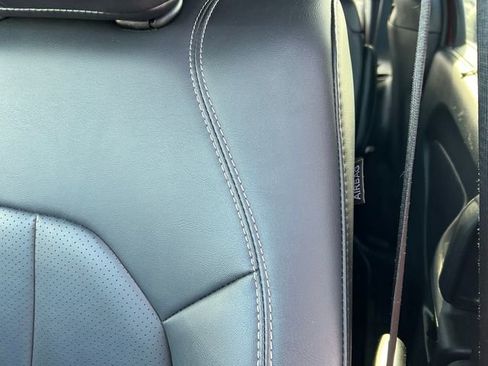 Used 2025 Chrysler Pacifica Select image 13