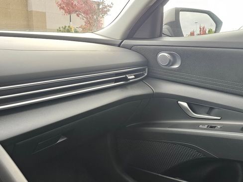 New 2025 Hyundai Elantra SE image 21