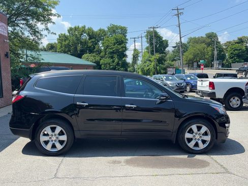 Used 2017 Chevrolet Traverse LT w/ Style and Technology Package image 7