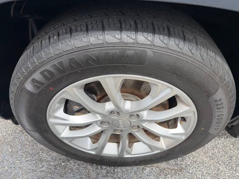 Used 2019 Jeep Cherokee Latitude w/ Popular Appearance Group FWD image 24
