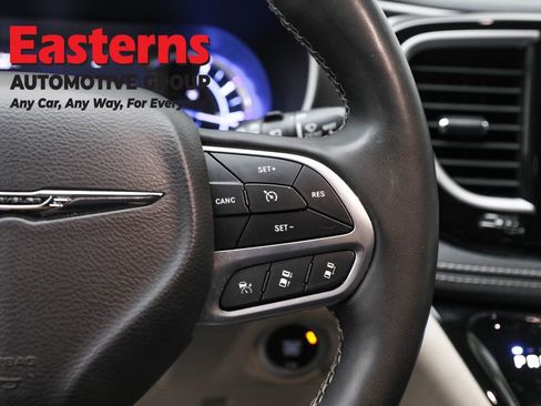 Used 2022 Chrysler Pacifica Touring-L image 16