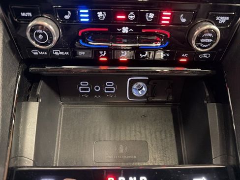 Used 2022 Jeep Grand Cherokee Summit w/ Luxury Tech Group V image 27